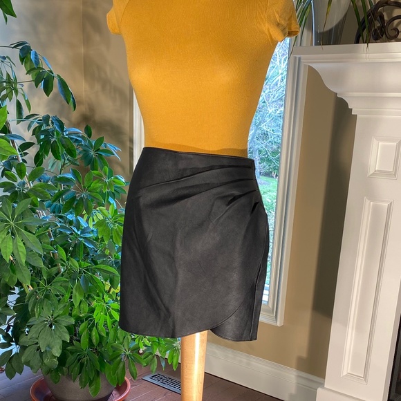 NWT Vegan Leather Mini Ruched Skirt - Picture 6 of 13